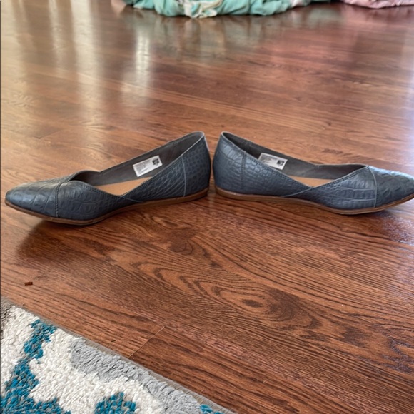 Elegant Gray Crocodile Pattern Flats - Picture 6 of 7